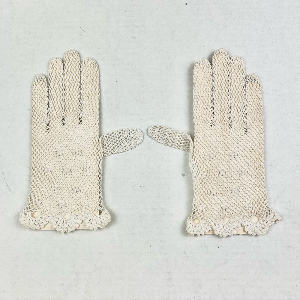 Hand-Knit Macramé Ivory Short Gloves